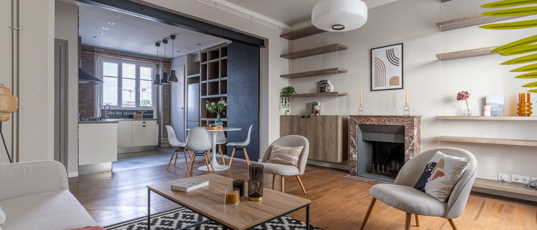 Pièce de vie avec cheminée meublée et décorée pour la vente à Nantes